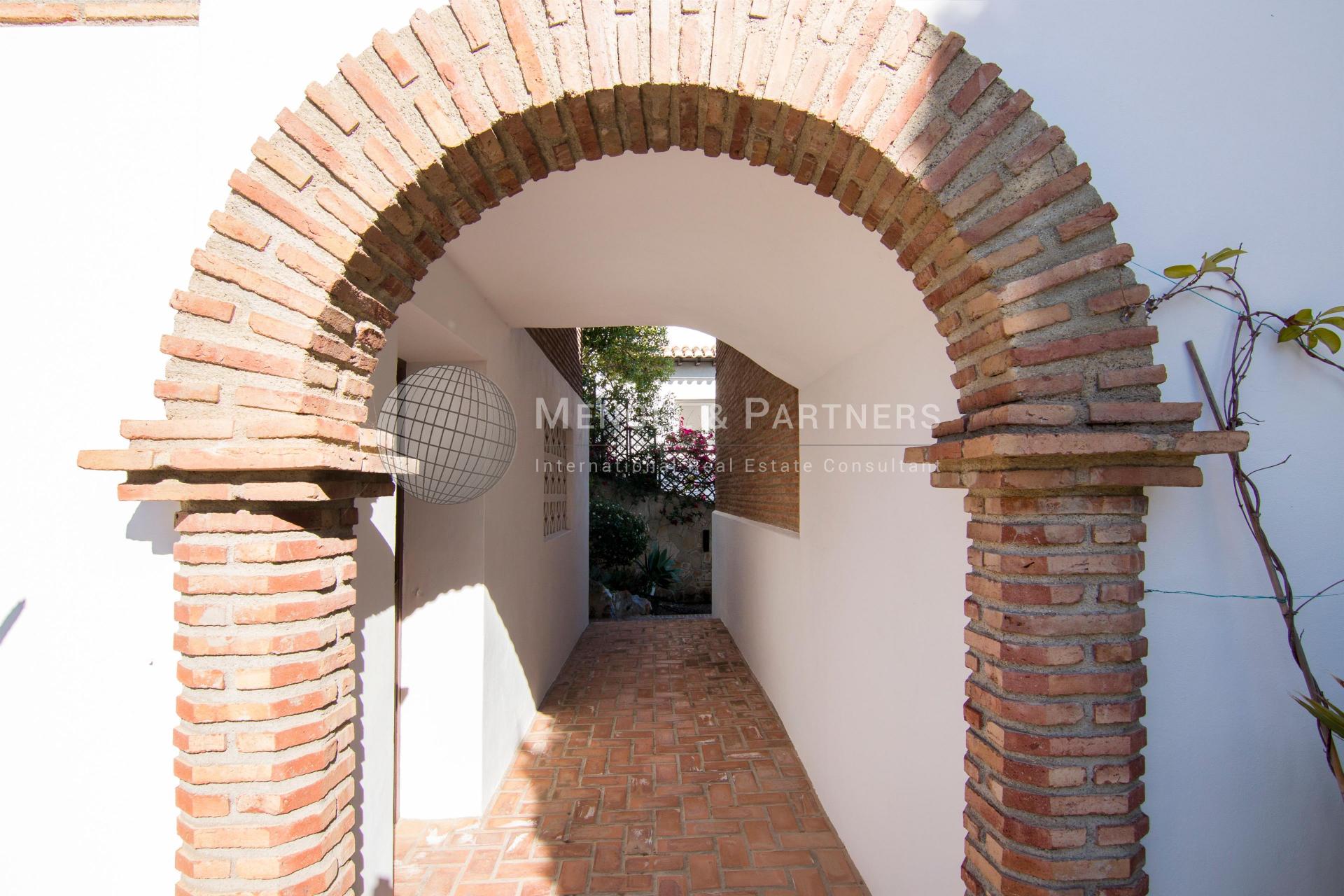 b552e0df0b67ca0efd2839f3c67b503d780e786f7c81a984e358216c2a9cdca39ea5ecd4c6a