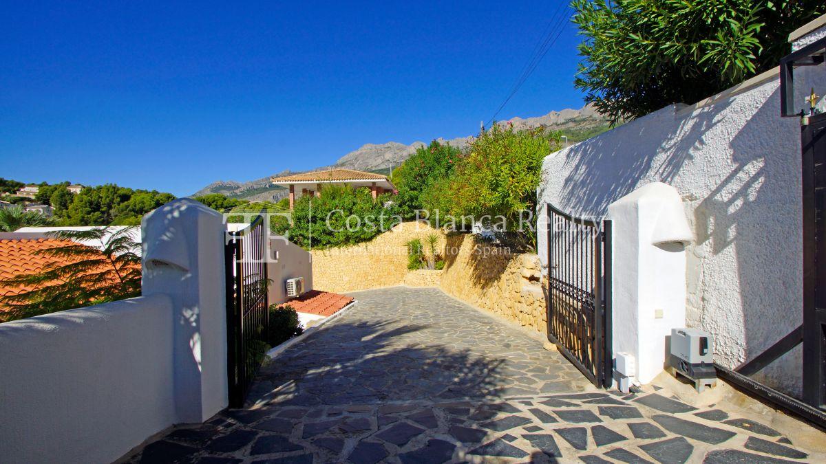 5edbb88e4a0768a67fc6804f9d2b7944_photo_800x1200_wt