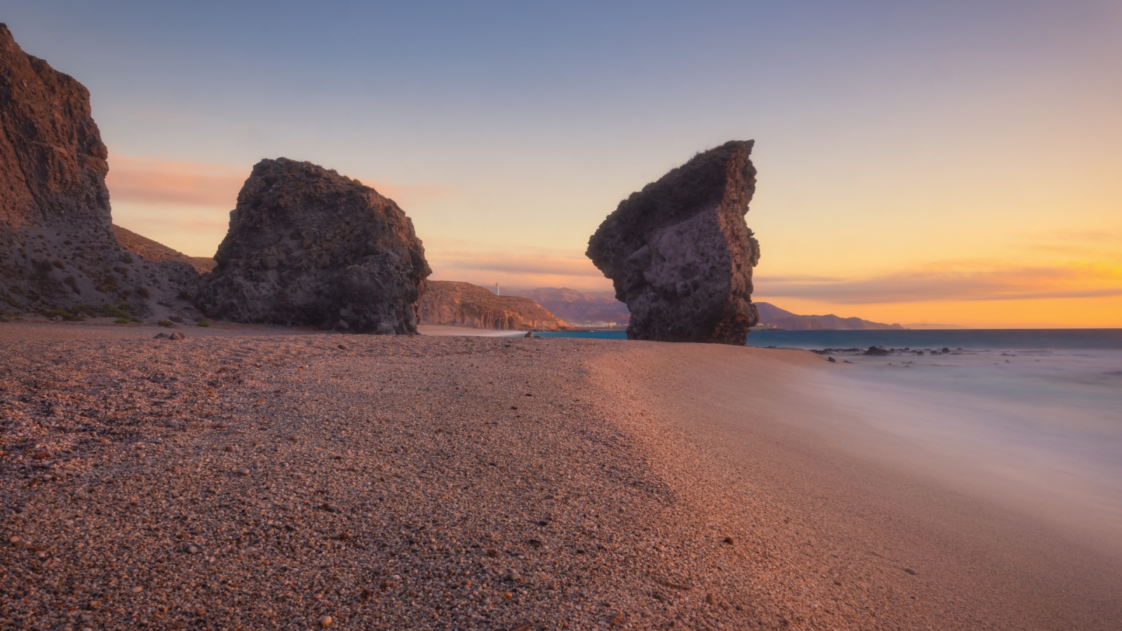 shutterstock 1814112539 - Playa de los muertos al amanecer en Carboneras