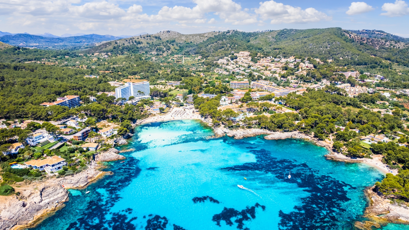 shutterstock 2004995510 - Font de Sa Cala