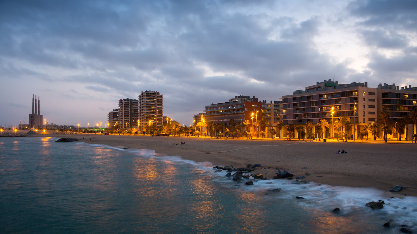 shutterstock 310216250 - beach of Badalona in evening time