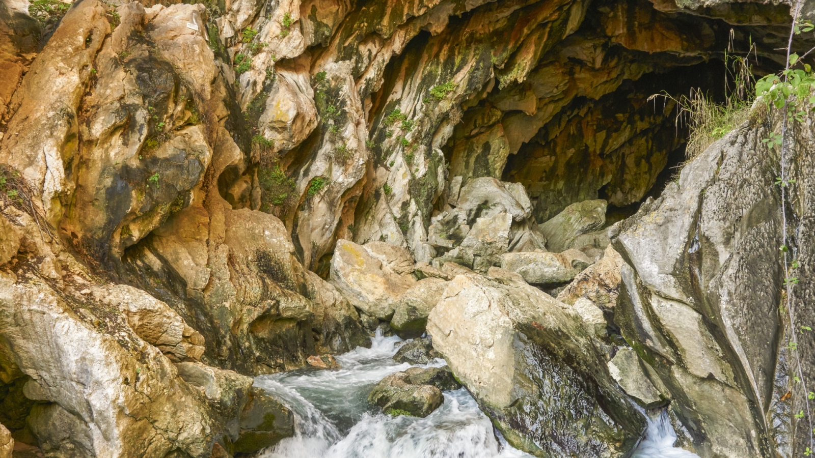 shutterstock 557002840 - Cueva del Gato in Ronda, Malaga