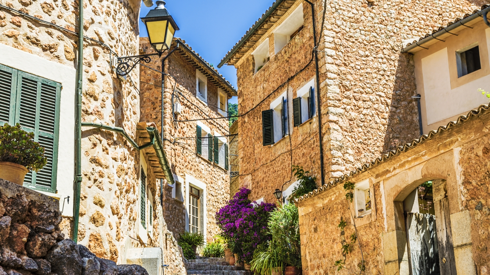 shutterstock 213181198 - Fornalutx