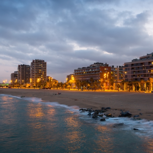 shutterstock 310216250 - beach of Badalona in evening time