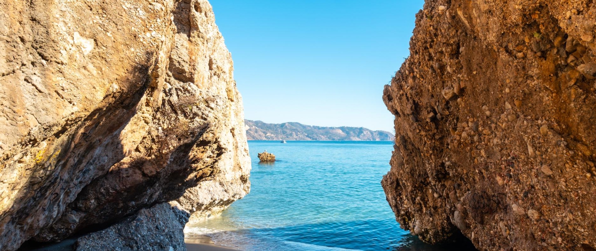 shutterstock 2108859497 - Calas de La Playa de Calahonda